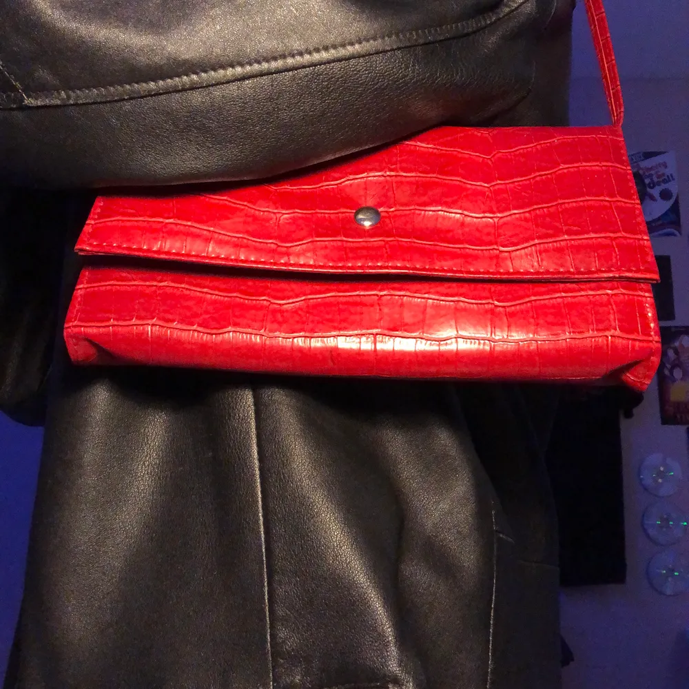 Röd axelväska är använd få gånger då det inte är min stil längre😢 Den har 2 vanliga fack utan dragkedja och 1 med dragkedja. Den är i väldigt bra skick och dragkedjan funkar utmärkt💕💕 Köparen står för frakten! Högsta budet 40kr. Väskor.
