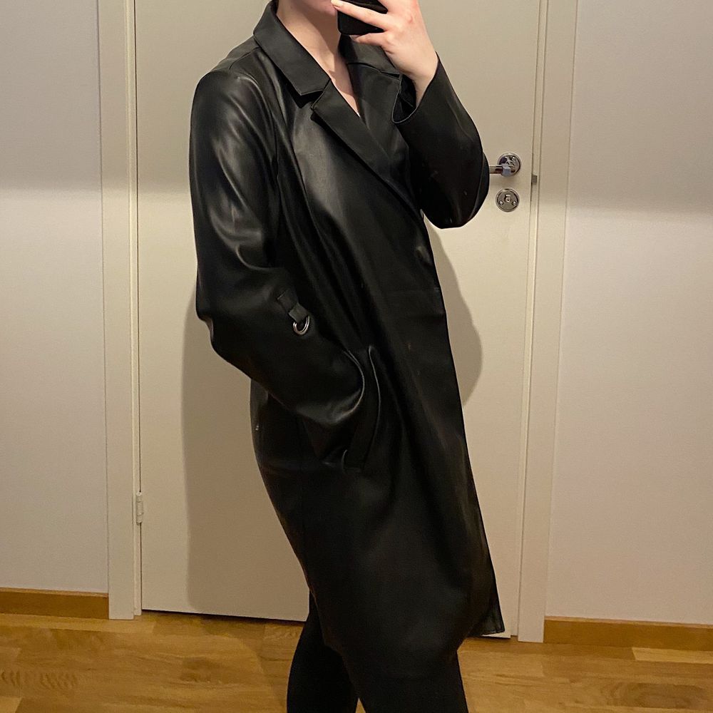 Kavaj/jacka i läderimitation, super snygg men har aldrig kommit till användning för mig tyvärr. Bara testad. Jag är 165cm lång. Det är storlek L men skulle säga att den mer passar en M, jag brukar vanligtvis ha M. Silverringarna på armarna är till för om man vill kavla upp armarna. . Kostymer.