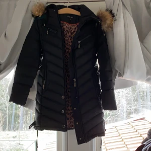 Hollies Jacka strl 32 - Hollies jacka köpt för 8500kr säljs för 1650kr men pris kan diskuteras! Den är lång och har en fluffig stor päls🤩  storlek 32 men är stor i storleken så kan bäras av S och M personer❤️