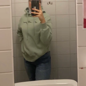Hoodie - Hello🥰 säljer den här hoodien i färgen sage. 