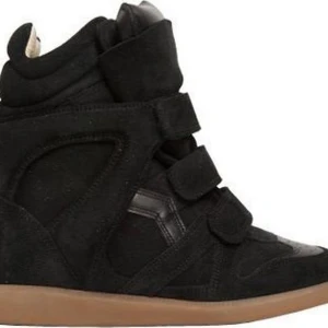 Isabel Marant - Säljer mina Isabel Marant skor, använda men i gott skick! Svarta, storlek 36 och normala i storleken. Säljes för 1200 kr + frakt. Skriv privat för fler egna bilder, bild nr 1 är lånad. PRIS KAN DISSKUTERAS