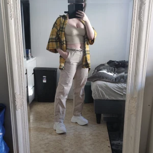 Skjorta - Snygg skjorta i tjockare material strl vet jag inte men funkar på mig som vanligtvis har strl s-m. 200kr + frakt eller bud