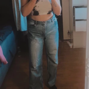 Yoko mid blue jeans - Wide leg jeans ifrån monki i storlek 31.  Använda ett fåtal gånger och säljs pga fel storlek.  Kan mötas upp i Halmstad men behövs de fraktas så står du för   Kostnaden på frakten!🥰