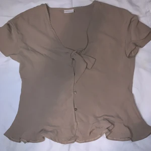 Beige topp  - Beige fräsch topp, använt totalt 2 gånger, storlek 36, kan hämtas upp i halmstad men går även att fraktas då står köparen för leveranskostnaden