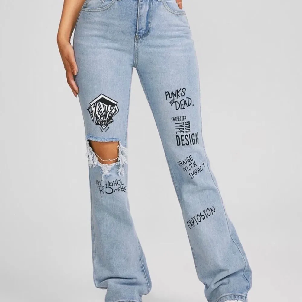 Oanvända jeans med tryck, dom passar tyvärr inte mig. St.38, är 170. 179+frakt . Jeans & Byxor.