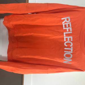 Orange sweatshirt med reflekterande text från Istay. Jag brukar vanligtvis ha strl S men använde denna som en klänning.