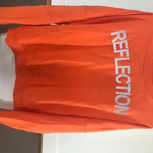 Orange sweatshirt med reflekterande text från Istay. Jag brukar vanligtvis ha strl S men använde denna som en klänning.