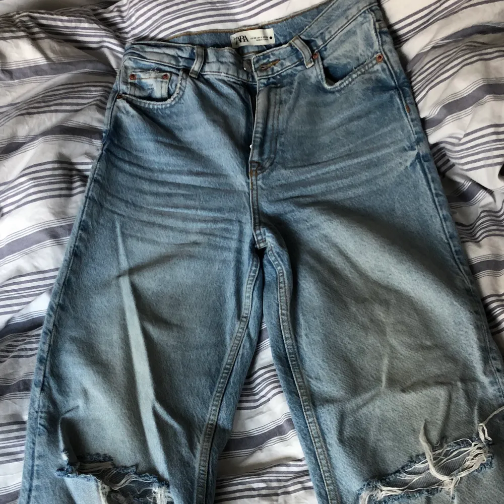 Säljer mina populära jeans ifrån zara då de inte kommit till användning. De är långa och raka i benen och högmidjade. Skriv till mig för fler bilder☺️. Jeans & Byxor.