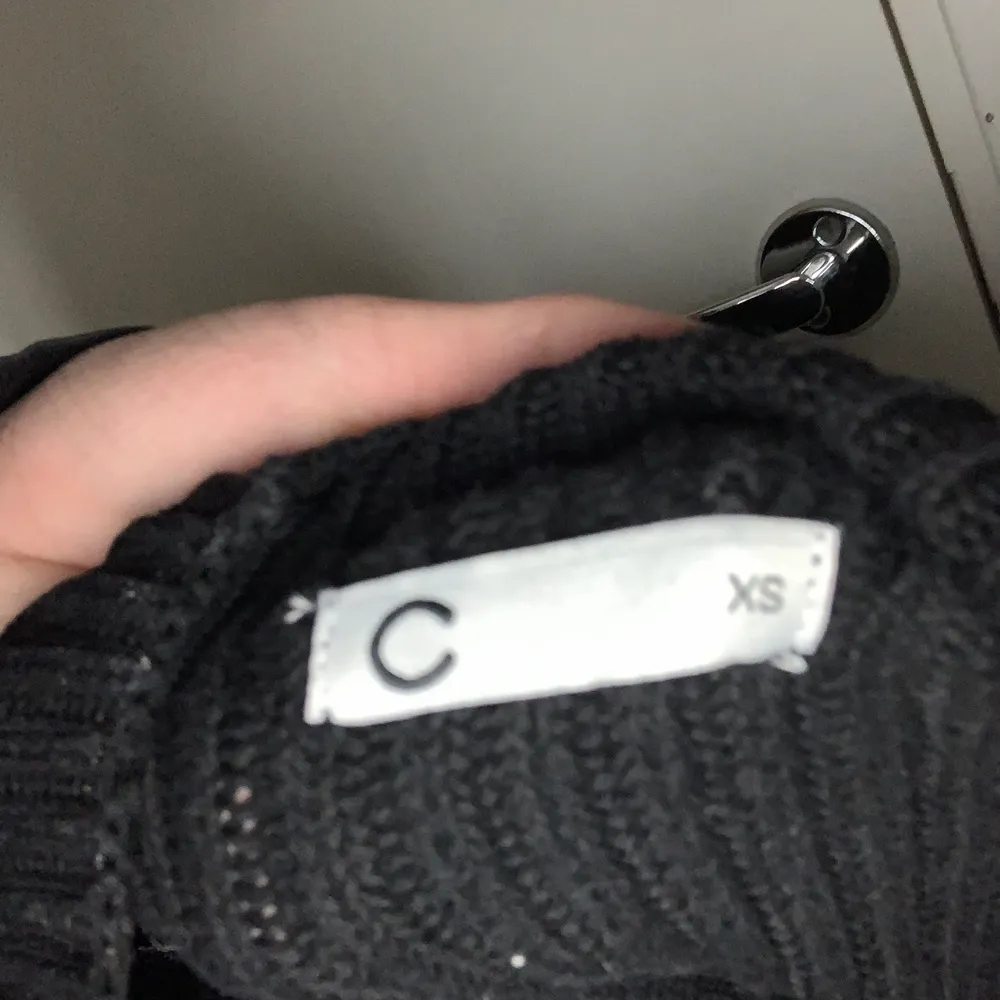 Såå fin svart stickad tröja från Cubus!! Storlek XS, köpt förra året men säljer pga använder verkligen aldrig… tvättas innan den skickas och är i fint skick! Köpt mellan 300-400, minns inte exakt 💕. Stickat.