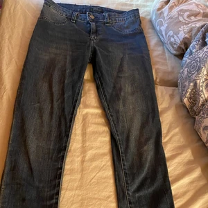 Jeans från Ralph Lauren - Lågmidjade jeans från Ralph Lauren, för små för mig så har aldrig använt dom, endast testade. Fake fickor framtill.