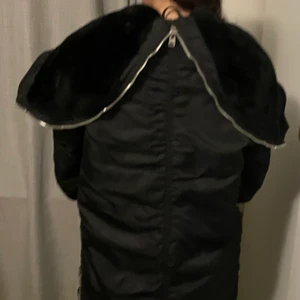 Allsaints Limited XS - Jacka - Mycket fin vinterjacka med fuskpäls på hela insidan. Coola detaljer och möjlighet att zippa fram en luva eller zippa ner den så pälsen syns. Fler bilder per DM. Jackan köpt på Selfridges i London för nästan 16000 SEK på Allsaints Limited som är Allsaints eget lyxmärke. 