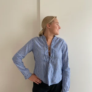 Cool skjorta - Snöras öppning vid brösten och hälften linnematetial, jättebra skick!