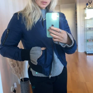 Bomberjacka - Super snygg lite kortare marinblå bomberjacka. I strl S köpt från nelley.com mäkre SP. OBS!!!färgen är mörkare i verkligheten än på de två sista bilderna🌸