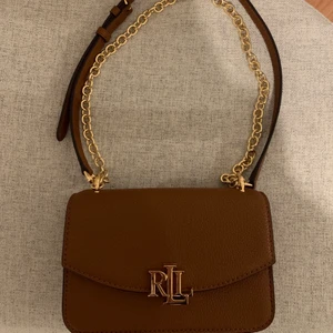 Ralph lauren väska - Säljer denna fina Ralph lauren väska som använts en gång. Kvitto och dustbag medföljer vid köp. 