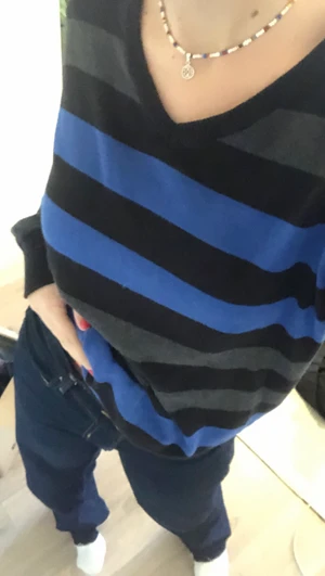 Blå/svart sweatshirt  - En fin randig sweatshirt i storlek M. Köptes för 300kr och säljs för 150kr. Kontakta för mer information 