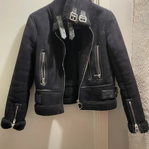 Mocka jacka från zara storlek S - Jätte fin mocka jacka , varm och skön , använt få gånger! 