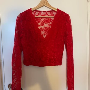 Spets croptop - Röd spets kroppar top i storlek M.