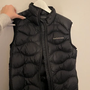 Peak performance väst - Hej säljer min peak väst som är köpt i våras. Den är använd ett fåtal gånger.  Nyskick.                                               Den är köpt för 1600