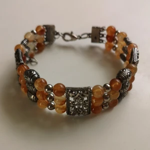 Armband - Handgjort armband/armcuff köpt i thailand. Ca 17cm i omkrets. Kan alternativt skicka som brev för 15 kr. 