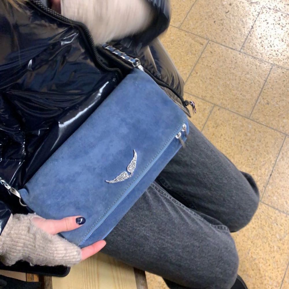 Säljer en Zadig väska i en jättefin blå färg. Den är nyss köpt på plick och i toppenskick, några småfläcka här o var då den är i mocka. Båda kedjorna och dustbag följer med!! Kontakta för fler bilder BUD PÅ 1500KR. Väskor.