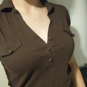 Brun tröja från secondhand  - En brun tröja med knappar köpt secondhand Storlek s 