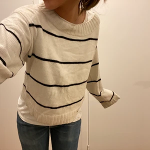 Vit randig stickad tröja! - Trendig randig tröja från hm i storlek S