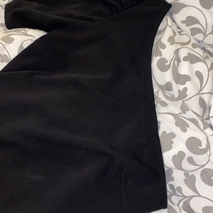 En armad tröja  - En väldigt fin tröja med en arm, sitter perfekt Strl M. Inte kommit till användning och bara tar plats tyvärr vill inte slänga! 