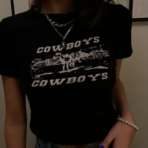 Croppad T shirt med tryck.  - Svart croppad t shirt med cowboy tryck i vitt