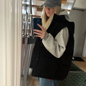 Zara väst - Säljer min väst från Zara som jag knappt använt. Fortfarande i jätte bra skick❤️