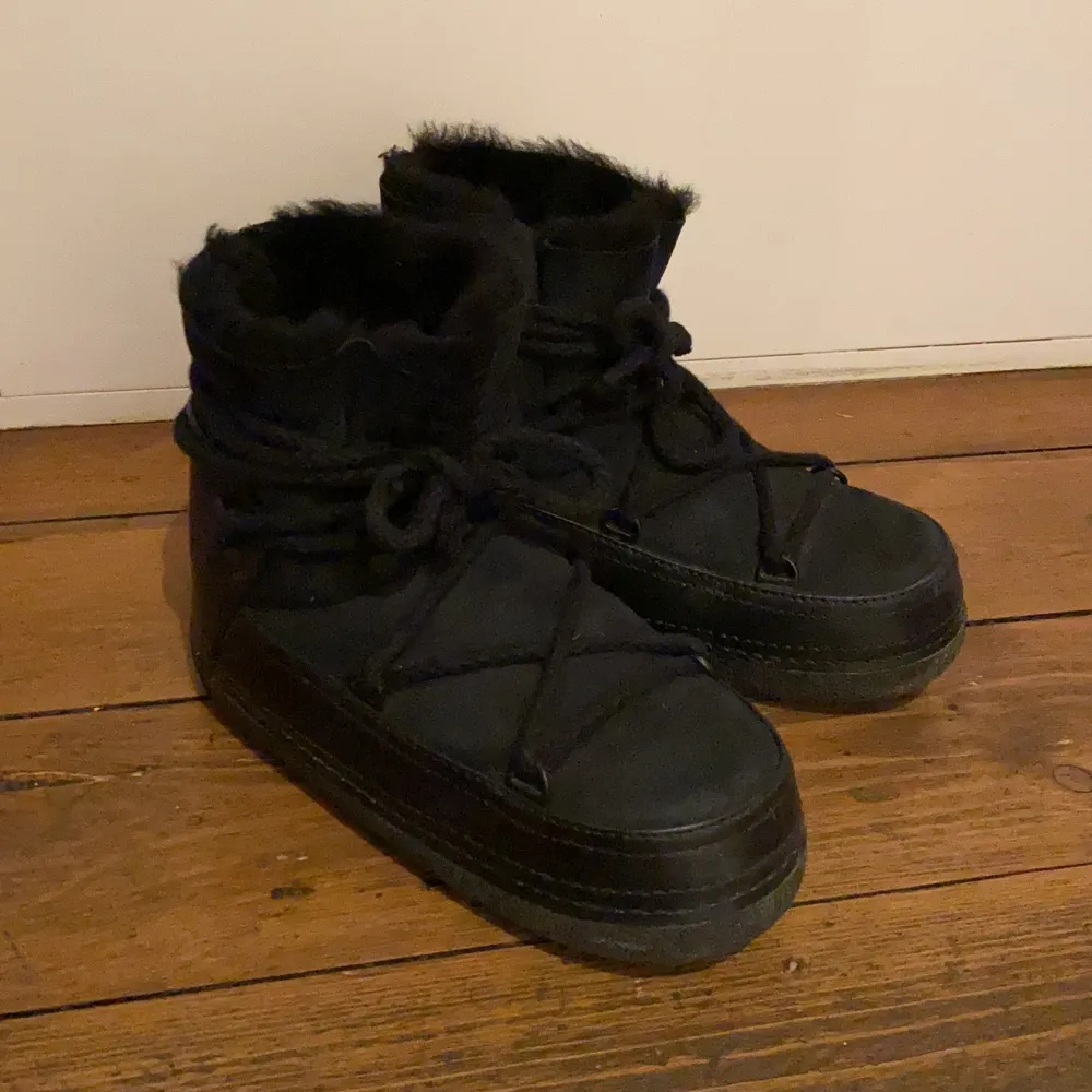 Säljer mina as snygga inuikii boots!💖 köpta på NK för ett år sedan och endast använda ett par gånger! Storlek 40. Har tyvärr inte lådan kvar. Nypris 2 999kr💕 . Skor.