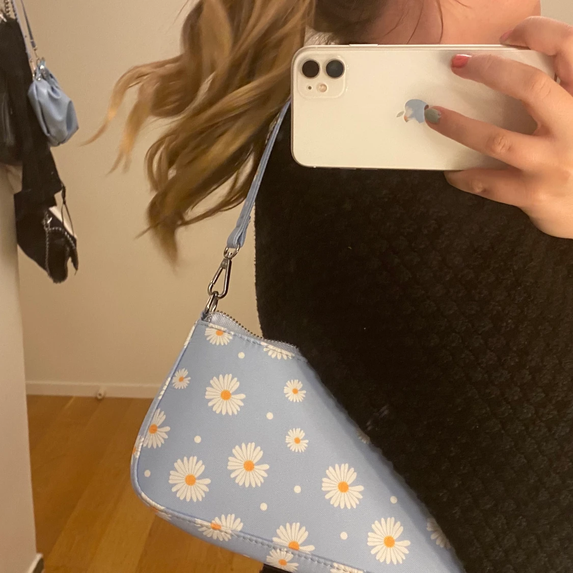 Blåblommig axelväska - 90