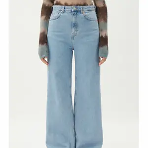 Jättefina ljusblå weekday ace jeans, använda två ggr, W 27 L 30, säljer pga lite korta och stora! Kan mötas upp eller skickas (frakt tillkommer)