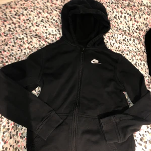 Nike tröja 💕💕 - Fin Nike tröja i st 158-170 passar som xs det också säljer för den kommer nt till användning längre men i fint skick 💕köpare betalar frackt💕