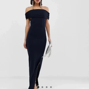 Långklänning NY - Mörkblå oanvänd långklänning. Ganska mycket stretch. 