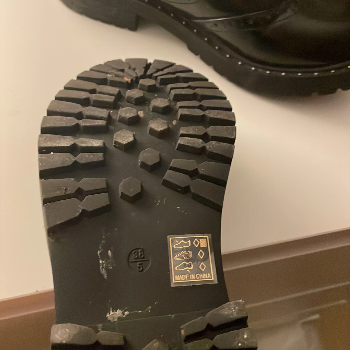 Svart glans sko - 90