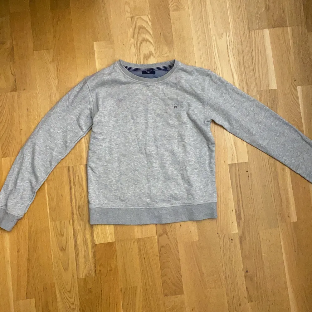 En grå gant sweatshirt med storleken XS. Använd 1/2 gånger för ca 2/3 år sen. Skön att ha på sig. . Tröjor & Koftor.