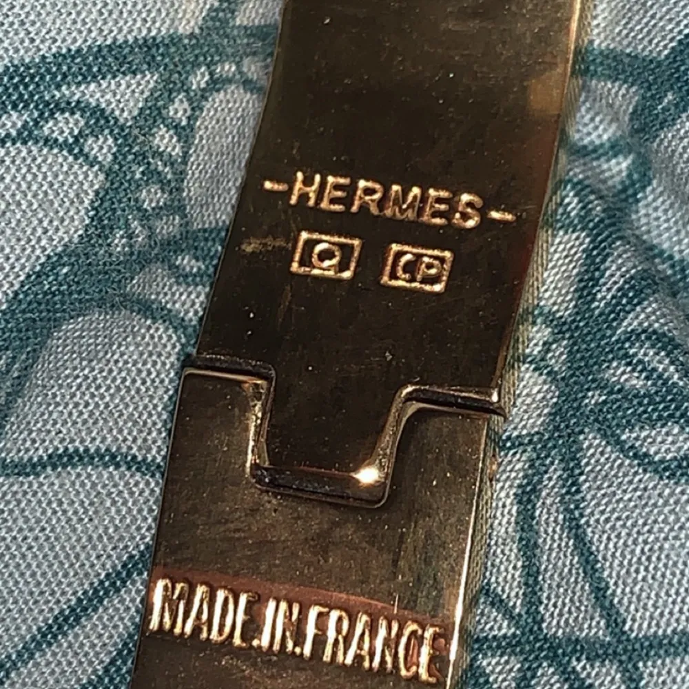 Hermes Bracelet i guld og hvid. Np 4500 dkk. Den er i god stand og ingen ridser. armbåndet er målt til 18 cm rundt om håndleddet og 12 mm i bredte. . Övrigt.