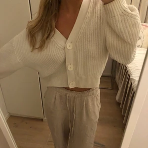 Kofta - Säljer denna kofta I M! Super fin även öppen men har tyvärr inte kommit till så mycket användning💕skriv vid intresse!