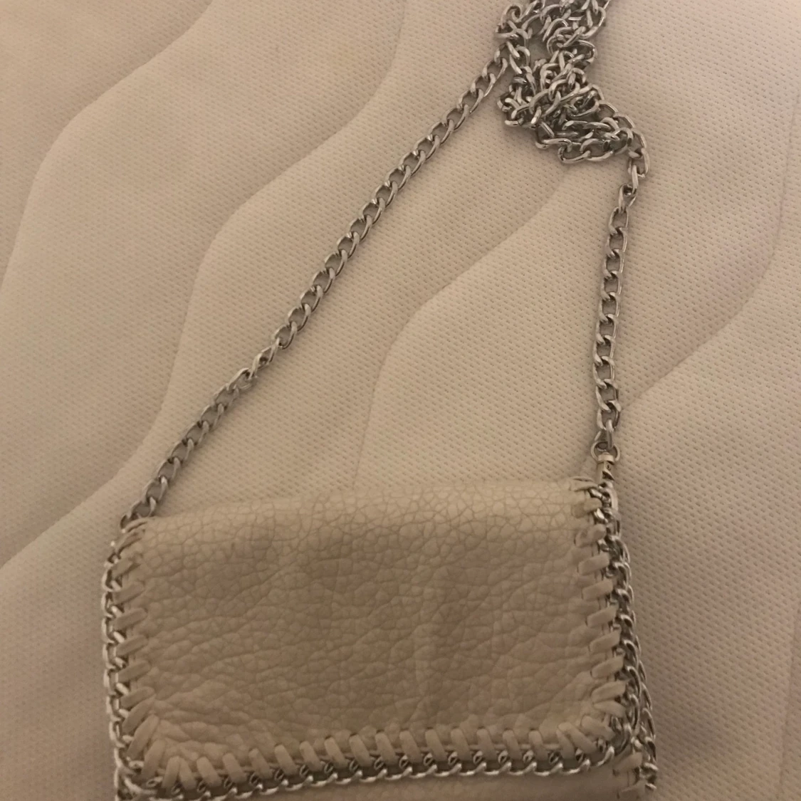 Vit Tiamo Pricilla väska 