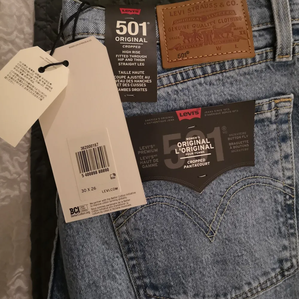 Sprillans nya Levis säljes pga fel storlek 🥵 lapparna kvar! Modellen heter 501 crop tango surge 🦄. Jeans & Byxor.
