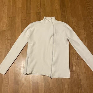 Stickad - Väldig fin stickat tröja/kofta med en väldigt unikt dragkedja detalj som är köpt från mng flera år sen men aldrig använt! Säljer pga inte min stil. StrlM fast skulle passa S-L bror på hur man vill att den sitter💕 super bra kvalitet och perfekt till vintern nu!!