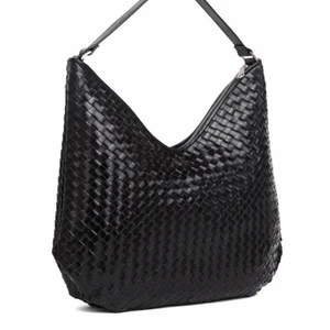 Adax väska  - Supersnygg hobo väska från Adax i modellen Mindy Bacoli bag! Får plats med så mycket grejer och liknar mycket den stora Bottega Venetta väskan enligt mig! Nypris 3399kr men börjar sälja för 850kr då det var ett tag sedan jag köpte den! Inga fel på väskan alls💓 buda eller skriv prisförslag till mig🤗 