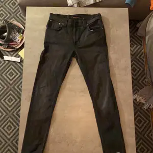 Snygga nudie jeans som är i bra kvalite och har inga skador. För små för mig därför säljer jag. Dem är lite smala men sitter inte trångt. Köpt för 1000kr.