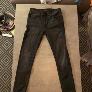 Nudie jeans black strlk w30/l32 - Snygga nudie jeans som är i bra kvalite och har inga skador. För små för mig därför säljer jag. Dem är lite smala men sitter inte trångt. Köpt för 1000kr.