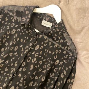 Festlig blus  - Festlig blus i leopard mönster. Oversized & lite genomskinlig 💘 