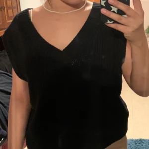 Stickad svart väst  - Svart stickad väst från weekday i storlek s. 