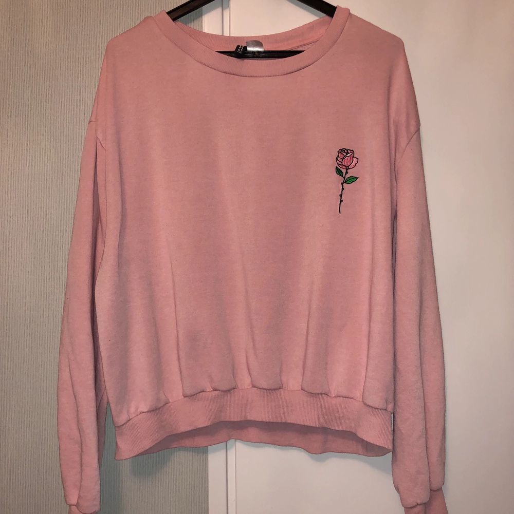 En fin och väldigt bekväm rosa sweatshirt med en ros på. Står storlek L men skulle säga mer som M. Huvtröjor & Träningströjor.