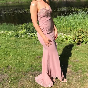 Balklänning i storlek S  - Säljer min fina balklänning. Klänningen är i mycket bra skicka och använd endast en gång. Klänningen har lite stretch och är som S-M i storleken. 