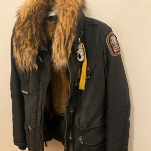 Äkta Parajumper jacka storlek xs  - Säljer denna Parajumperjackan i storlek xs. Den är i använt skick! 