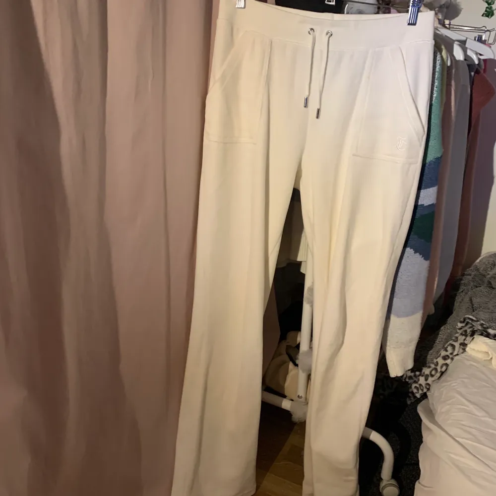 Jättefint vitt juicyset i materialet cotton rich, inga fläckar eller nånting! Storleken i tröjan är Xs,och byxorna är storlek L, därför är de luftiga och sköna men sitter åt i midjan eftersom de har snörning. Skickar gärna fler bilder vid behov:) Nypris: 2300, säljer för 1800. Muu.
